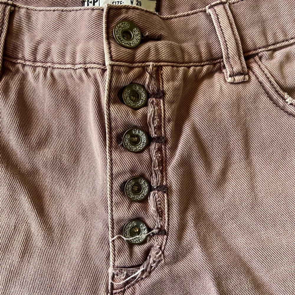 💜FREE PEOPLE lightly distressed jean shorts - Picture 2 of 7
